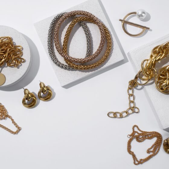 Bold Accessories Are Back: How Statement Jewllery and Bags Are Making a Comeback
